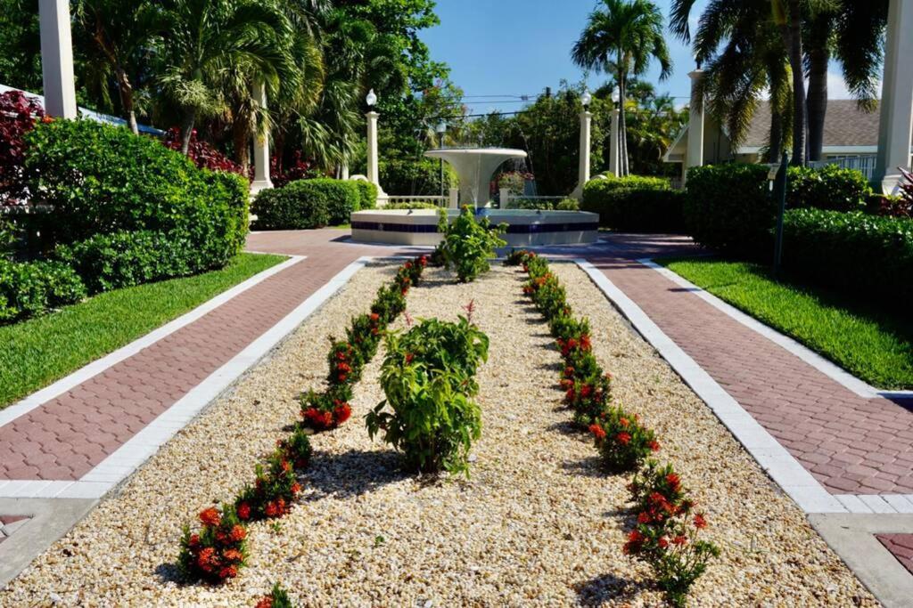 Serenity At Seascape: Steps To The Beach & Shops Palm Beach Shores Eksteriør bilde