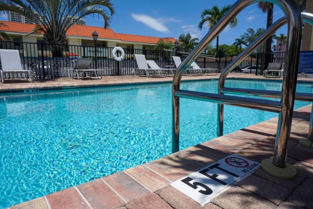Serenity At Seascape: Steps To The Beach & Shops Palm Beach Shores Eksteriør bilde