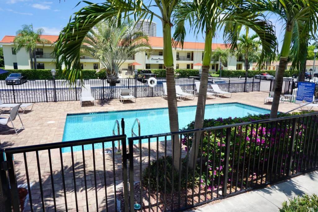 Serenity At Seascape: Steps To The Beach & Shops Palm Beach Shores Eksteriør bilde