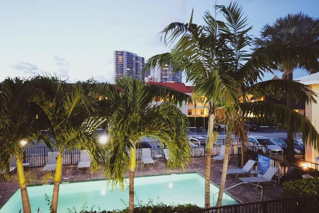 Serenity At Seascape: Steps To The Beach & Shops Palm Beach Shores Eksteriør bilde
