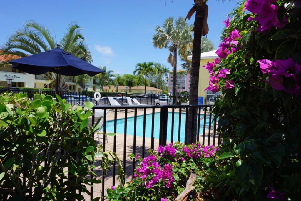 Serenity At Seascape: Steps To The Beach & Shops Palm Beach Shores Eksteriør bilde